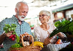 coupe shopping for healthy food together